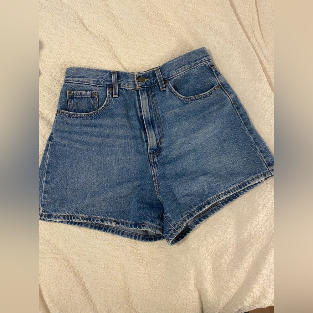 Levi's Women's high waisted loose fitted shorts size 28